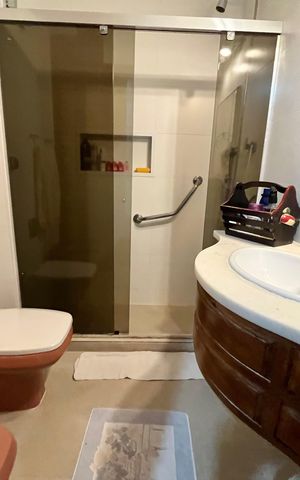 Apartamento à venda com 205m², 4 quartos e 2 vagas Apartamento à venda com 205m², 4 quartos e 2 vagasBanheiro social