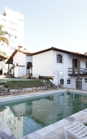 Casa para alugar com 365m², 5 quartos e 8 vagasPiscina