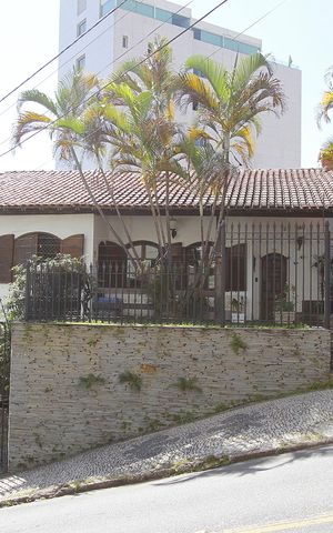 Casa para alugar com 365m², 5 quartos e 8 vagasFachada