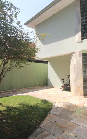 Casa para alugar com 367m², 5 quartos e 4 vagasFrente da casa