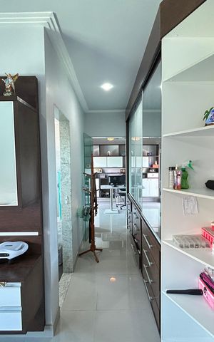 Casa de condomínio à venda com 400m², 4 quartos e 5 vagasCloset