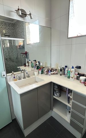 Casa de condomínio à venda com 400m², 4 quartos e 5 vagasBanheiro do Quarto 1 - Suíte