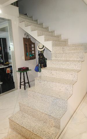 Casa de condomínio à venda com 400m², 4 quartos e 5 vagasEscada