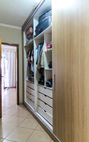 Casa de condomínio para alugar com 250m², 3 quartos e 2 vagasCloset da suíte