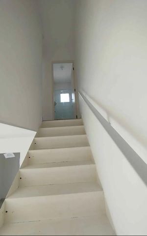 Casa de condomínio para alugar com 65m², 2 quartos e 1 vaga Casa de condomínio para alugar com 65m², 2 quartos e 1 vagaEscada