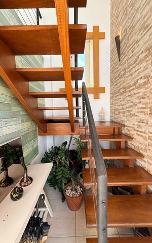 Apartamento à venda com 270m², 4 quartos e 2 vagas Apartamento à venda com 270m², 4 quartos e 2 vagasEscada