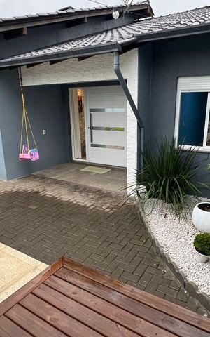 Casa à venda com 220m², 3 quartos e 4 vagas Casa à venda com 220m², 3 quartos e 4 vagasFachada