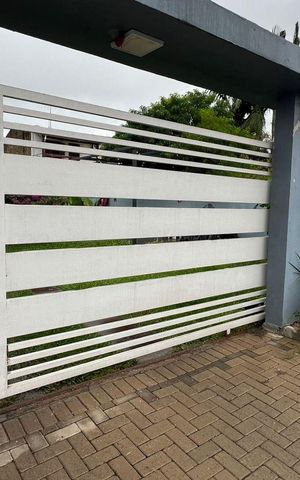 Casa à venda com 220m², 3 quartos e 4 vagas Casa à venda com 220m², 3 quartos e 4 vagasFachada
