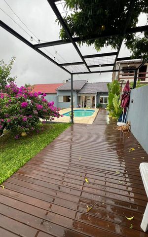 Casa à venda com 220m², 3 quartos e 4 vagas Casa à venda com 220m², 3 quartos e 4 vagasPiscina