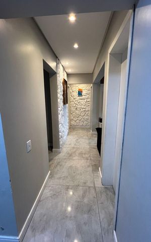 Casa à venda com 220m², 3 quartos e 4 vagas Casa à venda com 220m², 3 quartos e 4 vagasCorredor