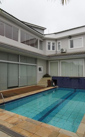 Casa à venda com 380m², 4 quartos e 5 vagas Casa à venda com 380m², 4 quartos e 5 vagasPiscina