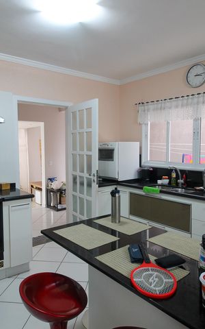 Casa à venda com 380m², 4 quartos e 5 vagas Casa à venda com 380m², 4 quartos e 5 vagasCozinha