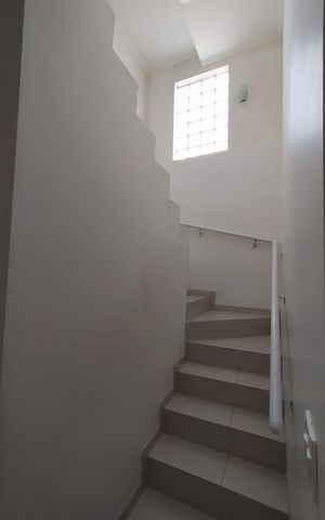 Casa à venda com 204m², 3 quartos e 6 vagas Casa à venda com 204m², 3 quartos e 6 vagasEscada