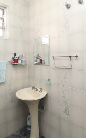 Casa à venda com 310m², 5 quartos e 2 vagas Casa à venda com 310m², 5 quartos e 2 vagasBanheiro 1