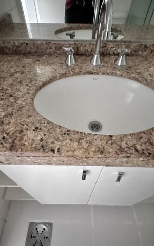 Apartamento à venda com 81m², 3 quartos e 1 vaga Apartamento à venda com 81m², 3 quartos e 1 vagaBanheiro Social