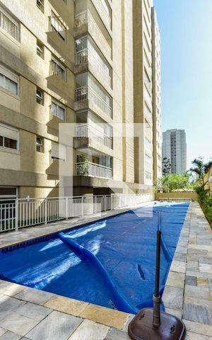 Apartamento à venda com 144m², 3 quartos e 2 vagas Apartamento à venda com 144m², 3 quartos e 2 vagasÁrea comum - Piscina