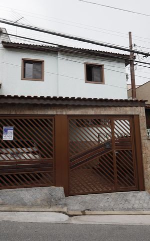 Casa à venda com 121m², 3 quartos e 2 vagasFachada / Placa 