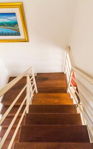 Casa de condomínio para alugar com 160m², 3 quartos e 2 vagas Casa de condomínio para alugar com 160m², 3 quartos e 2 vagasEscada