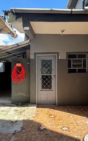 Casa à venda com 252m², 4 quartos e 6 vagas Casa à venda com 252m², 4 quartos e 6 vagasQuintal