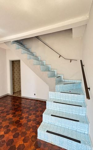Casa à venda com 252m², 4 quartos e 6 vagas Casa à venda com 252m², 4 quartos e 6 vagasSala