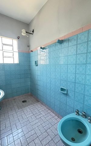 Casa à venda com 252m², 4 quartos e 6 vagas Casa à venda com 252m², 4 quartos e 6 vagasBanheiro 1