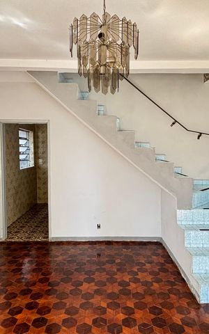 Casa à venda com 252m², 4 quartos e 6 vagas Casa à venda com 252m², 4 quartos e 6 vagasSala