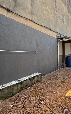 Casa à venda com 252m², 4 quartos e 6 vagas Casa à venda com 252m², 4 quartos e 6 vagasQuintal