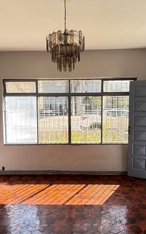 Casa à venda com 252m², 4 quartos e 6 vagas Casa à venda com 252m², 4 quartos e 6 vagasSala