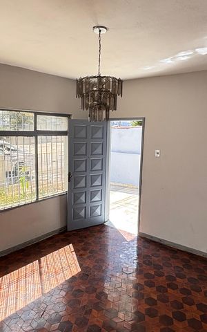 Casa à venda com 252m², 4 quartos e 6 vagas Casa à venda com 252m², 4 quartos e 6 vagasSala