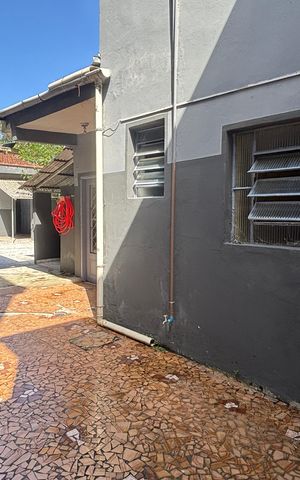 Casa à venda com 252m², 4 quartos e 6 vagas Casa à venda com 252m², 4 quartos e 6 vagasQuintal
