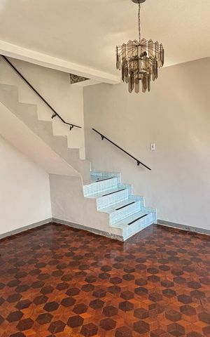Casa à venda com 252m², 4 quartos e 6 vagas Casa à venda com 252m², 4 quartos e 6 vagasSala