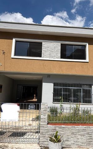 Casa à venda com 252m², 4 quartos e 6 vagas Casa à venda com 252m², 4 quartos e 6 vagasFachada