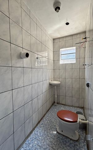 Casa à venda com 252m², 4 quartos e 6 vagas Casa à venda com 252m², 4 quartos e 6 vagasBanheiro da Edícula