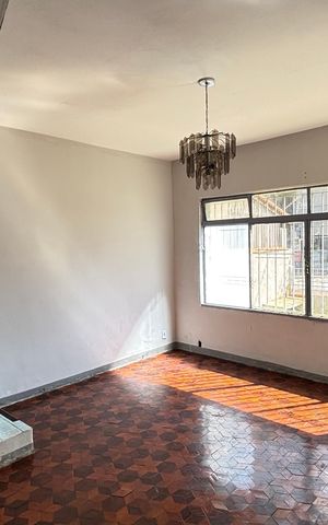 Casa à venda com 252m², 4 quartos e 6 vagas Casa à venda com 252m², 4 quartos e 6 vagasSala