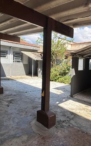 Casa à venda com 252m², 4 quartos e 6 vagas Casa à venda com 252m², 4 quartos e 6 vagasQuintal