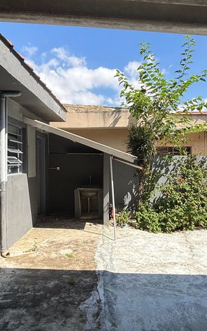 Casa à venda com 252m², 4 quartos e 6 vagas Casa à venda com 252m², 4 quartos e 6 vagasQuintal
