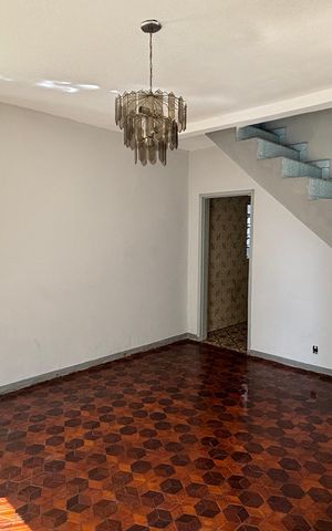 Casa à venda com 252m², 4 quartos e 6 vagas Casa à venda com 252m², 4 quartos e 6 vagasSala