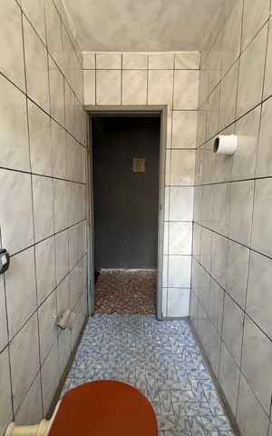 Casa à venda com 252m², 4 quartos e 6 vagas Casa à venda com 252m², 4 quartos e 6 vagasBanheiro da Edícula