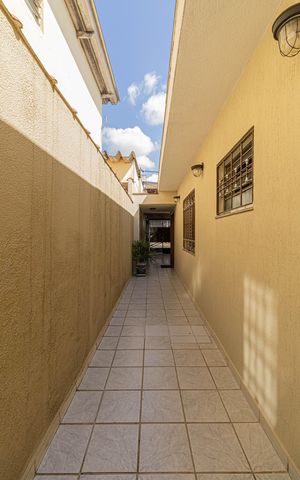 Casa à venda com 180m², 4 quartos e 2 vagas Casa à venda com 180m², 4 quartos e 2 vagasCorredor