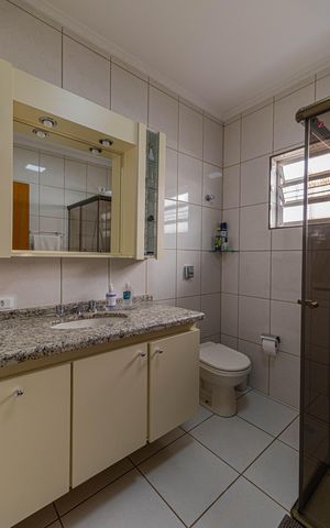 Casa à venda com 180m², 4 quartos e 2 vagas Casa à venda com 180m², 4 quartos e 2 vagasBanheiro