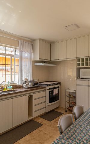 Casa à venda com 180m², 4 quartos e 2 vagas Casa à venda com 180m², 4 quartos e 2 vagasCozinha