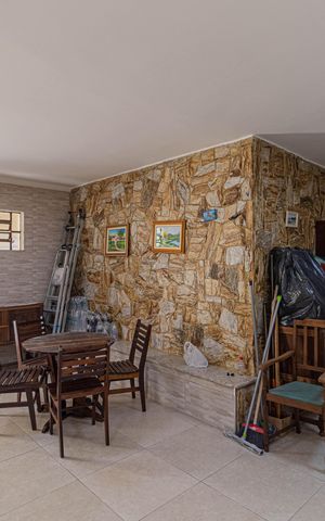 Casa à venda com 180m², 4 quartos e 2 vagas Casa à venda com 180m², 4 quartos e 2 vagasSalão