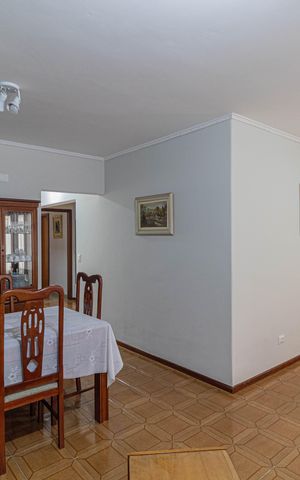 Casa à venda com 180m², 4 quartos e 2 vagas Casa à venda com 180m², 4 quartos e 2 vagasSala