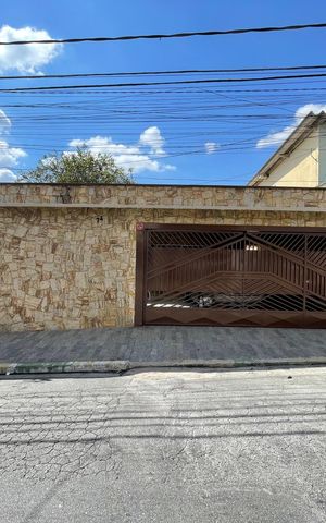 Casa à venda com 180m², 4 quartos e 2 vagas Casa à venda com 180m², 4 quartos e 2 vagasFachada