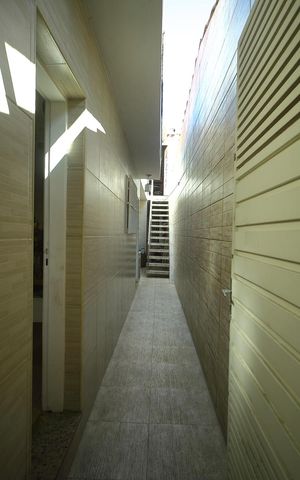 Casa à venda com 127m², 3 quartos e 2 vagasCorredor lateral 