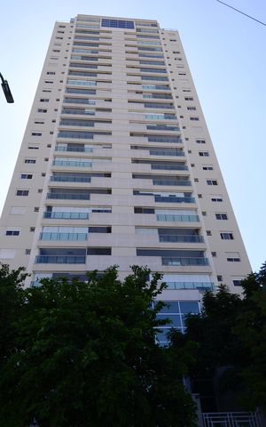 Apartamento à venda com 130m², 3 quartos e 2 vagasFachada