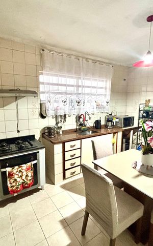 Casa à venda com 125m², 3 quartos e 2 vagas Casa à venda com 125m², 3 quartos e 2 vagasCozinha