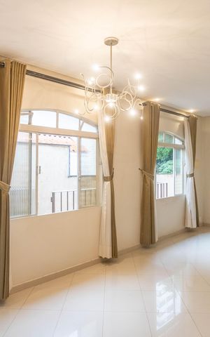 Casa à venda com 160m², 3 quartos e 2 vagas Casa à venda com 160m², 3 quartos e 2 vagasSala