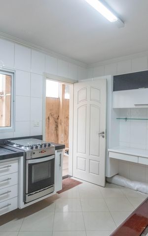 Casa à venda com 160m², 3 quartos e 2 vagas Casa à venda com 160m², 3 quartos e 2 vagasCozinha
