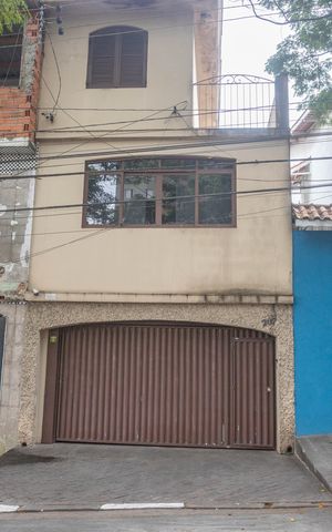 Casa à venda com 160m², 3 quartos e 2 vagas Casa à venda com 160m², 3 quartos e 2 vagasFachada